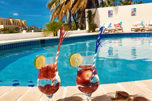 Utomhuspool och solstolar
