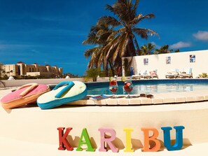 Outdoor pool, pool loungers - Karibu Aruba Boutique Hotel (Noord)
