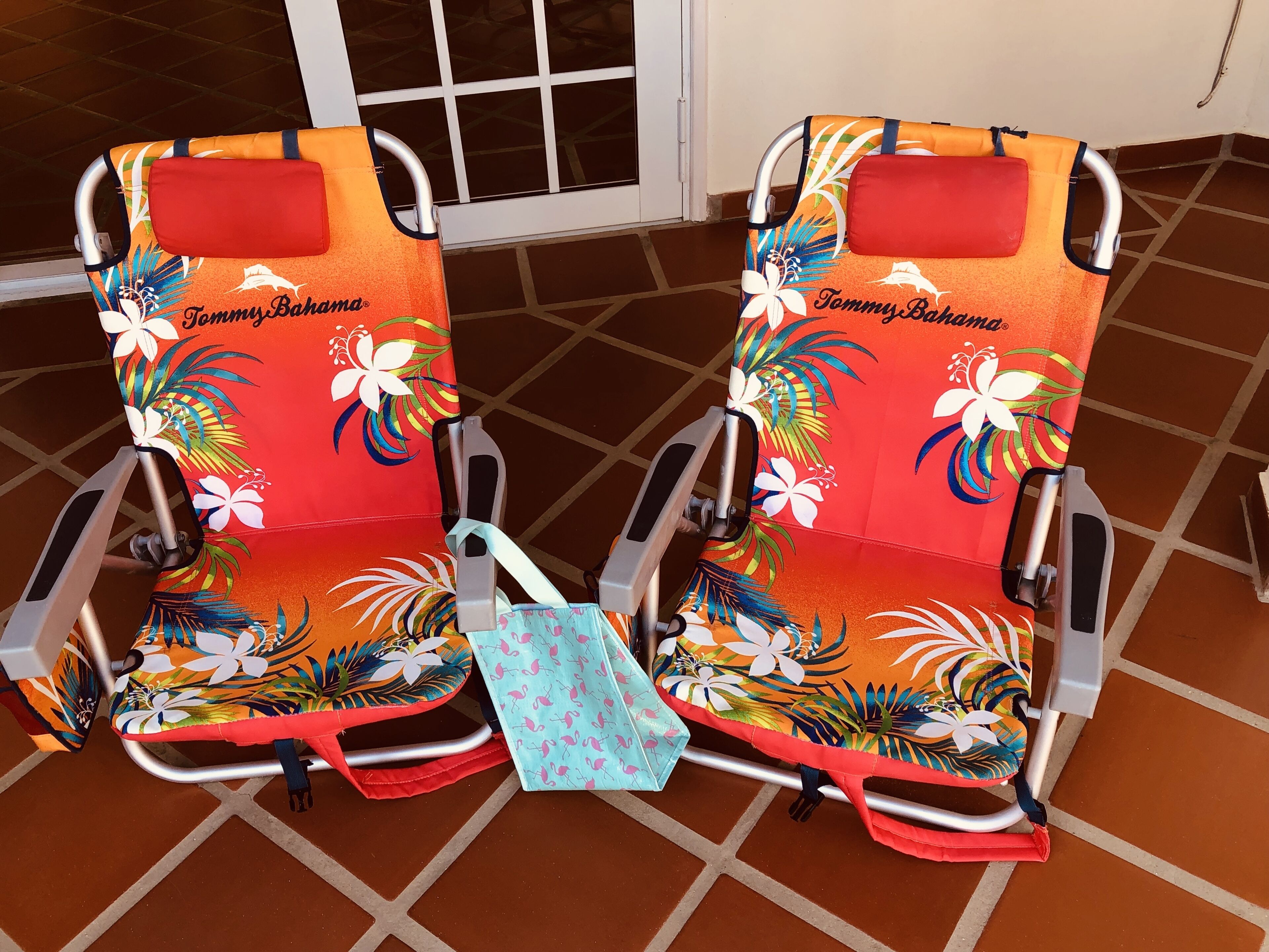 beach nearby, white sand, sun-loungers, beach towels