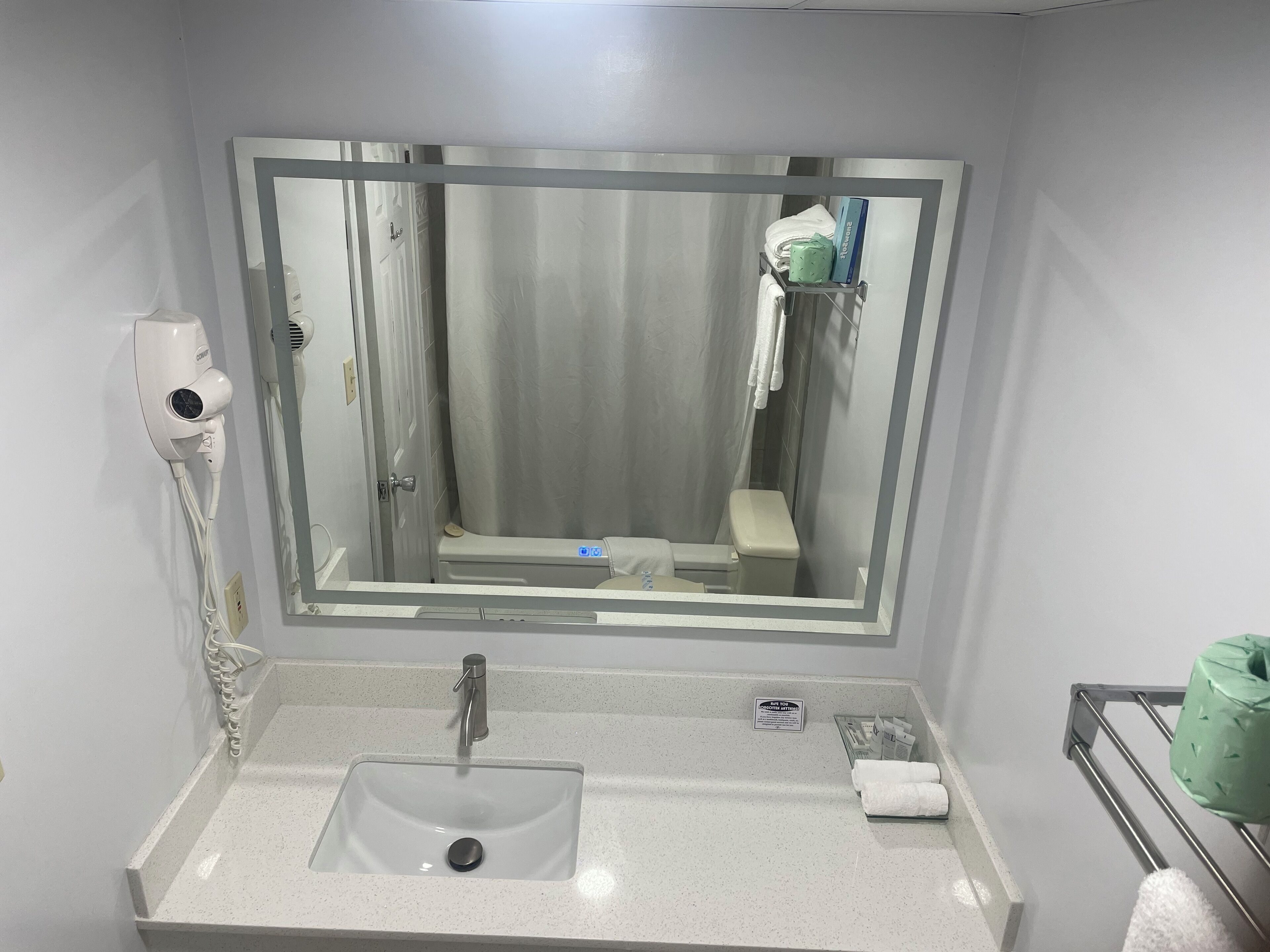 Tina con regadera, amenidades de baño gratuitas, secadora de cabello 