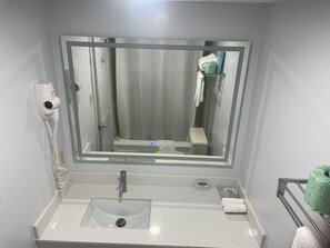 Combined shower/bathtub, free toiletries, hair dryer, towels
