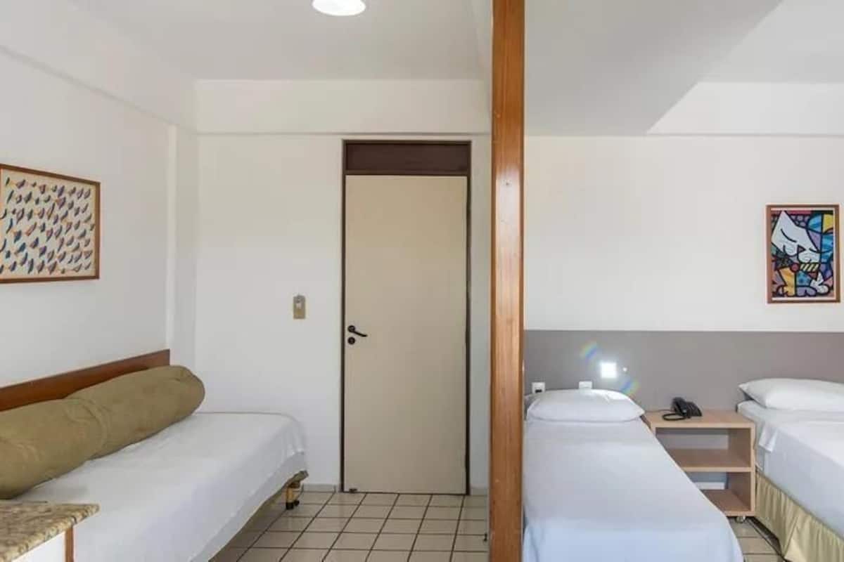 Minibar, escritorio, cortinas opacas y wifi gratis