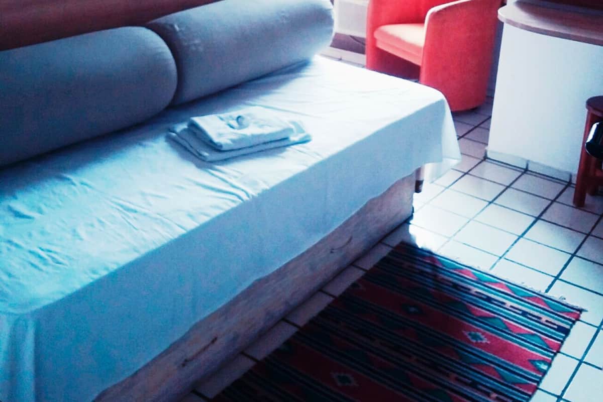 Habitación cuádruple estándar | Minibar, escritorio, cortinas opacas y wifi gratis