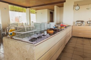 Café da manhã com buffet grátis todos os dias