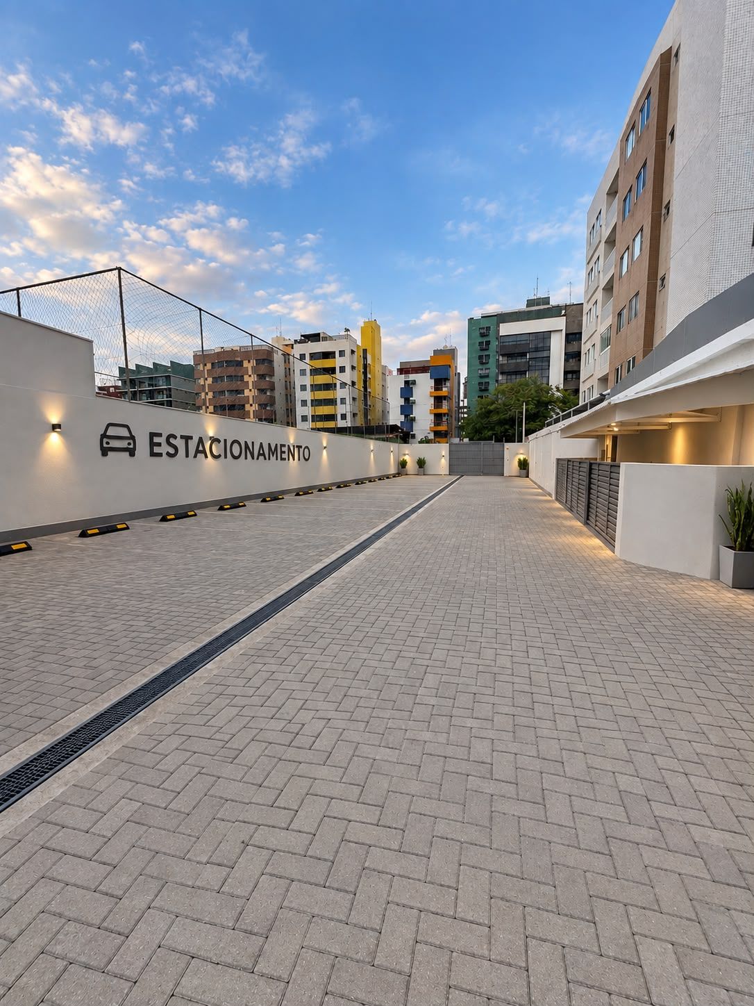 A paved outdoor area with a car icon and the word 'ESTACIONAMENTO' indicating a parking area.