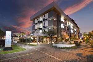 Fachada de la propiedad por la tarde o noche