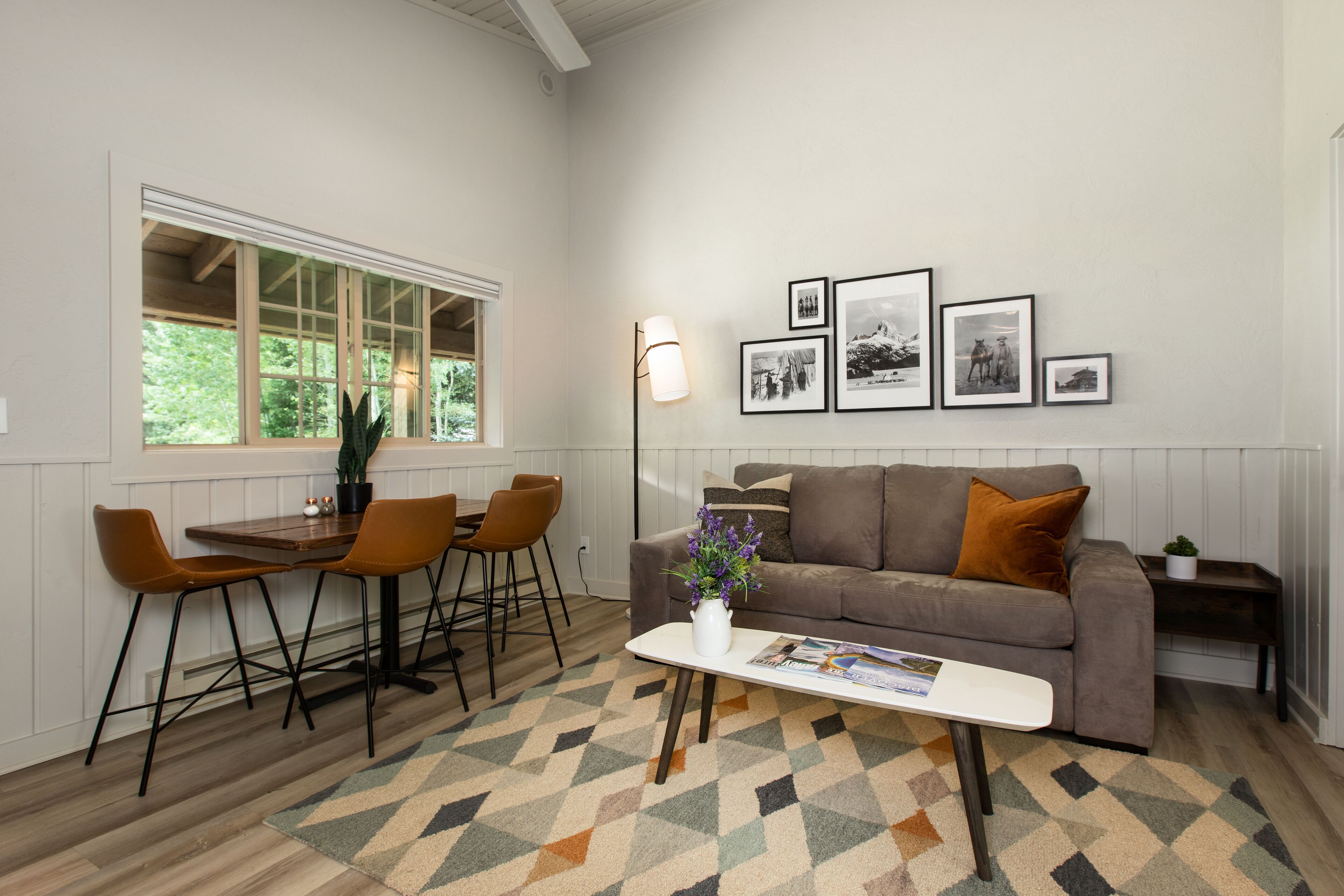 Twin Cabin (1 King, Kitchen) | Coin séjour | Baby-foot, livres, vidéothèque, chaîne hi-fi