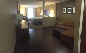 Suite, 1 cama de matrimonio grande con sofá cama, no fumadores | Zona de estar | Una televisión de pantalla plana, una estación de conexión para iPod