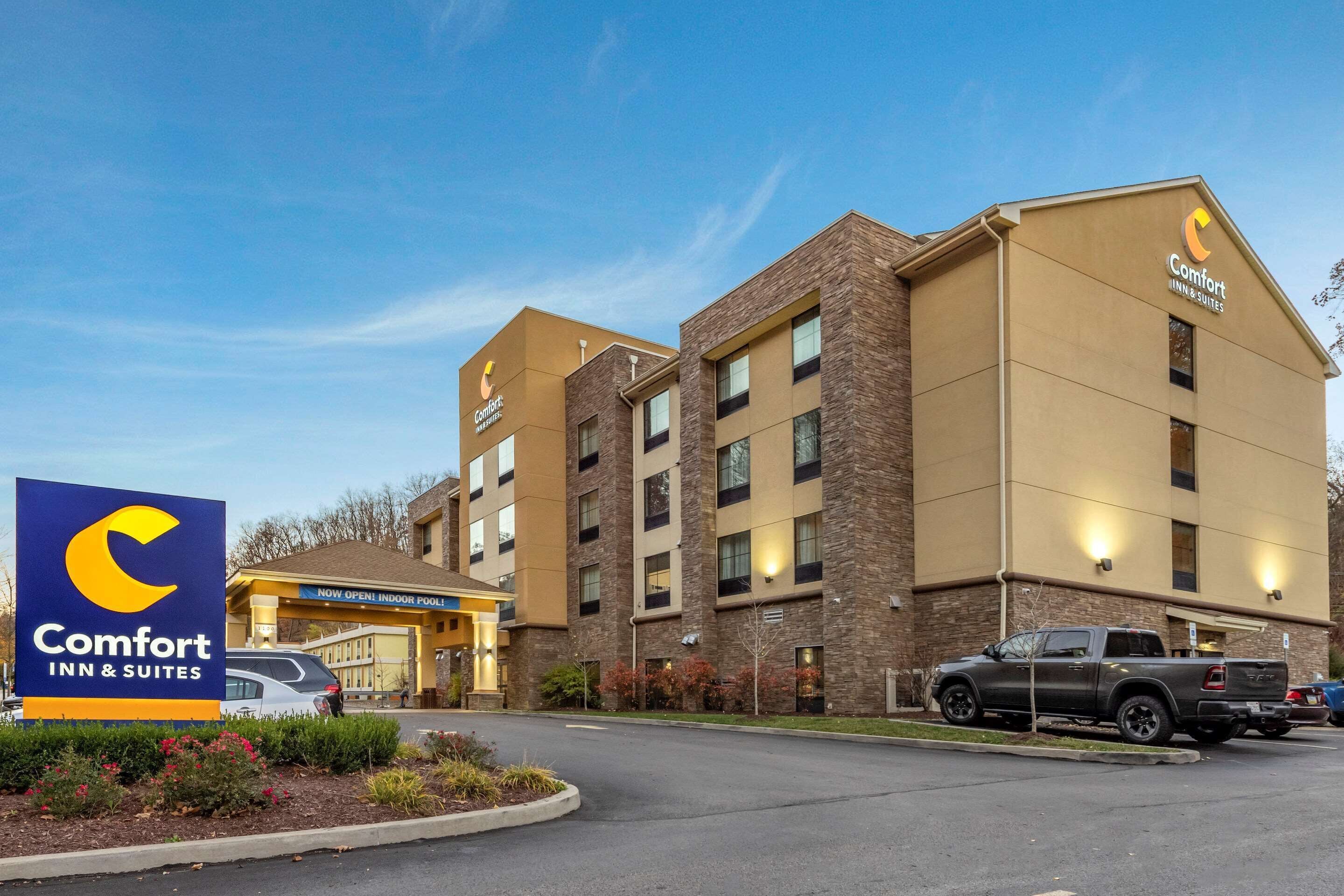 A Comfort Inn & Suites hotel with a sign indicating an indoor pool.