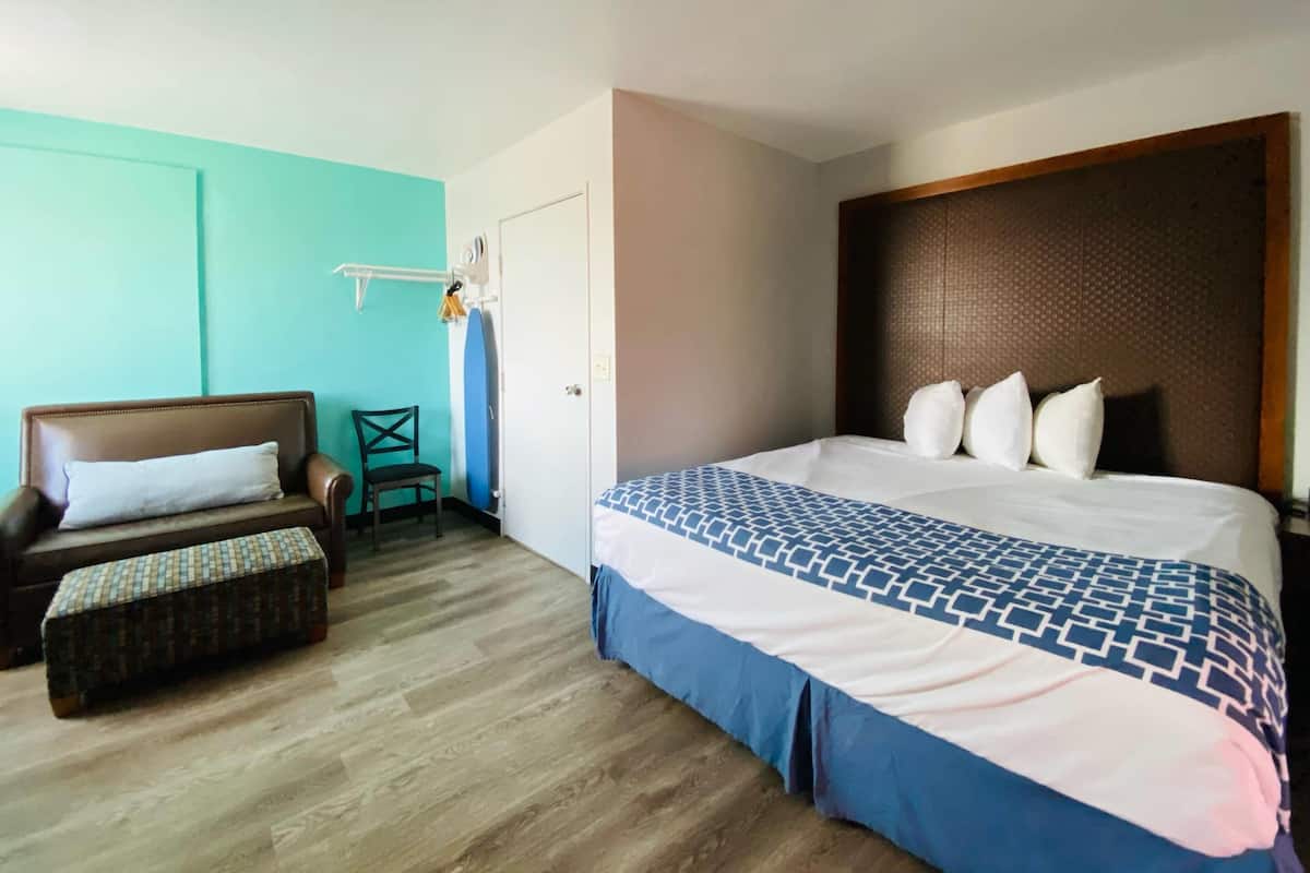 Suite, 1 King Bed with Sofa bed, Non Smoking (Upgrade) | Hypo-allergenic bedding, Select Comfort beds, desk, free WiFi