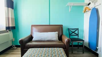 Suite, 1 kingsize bed met slaapbank, niet-roken (Upgrade) | Woonruimte | Flatscreentelevisie
