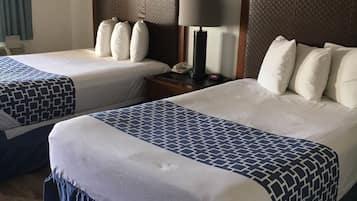 Quarto standard, 2 camas Queen, para não fumantes | Roupas de cama antialérgicas, camas Select Comfort, escrivaninha