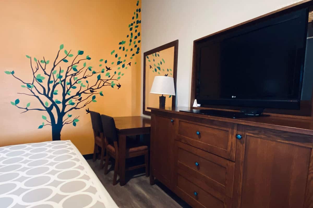 Hypo-allergenic bedding, Select Comfort beds, desk, free WiFi