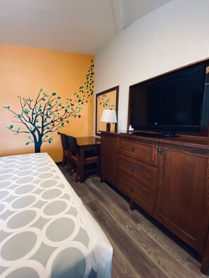 Hypo-allergenic bedding, Select Comfort beds, desk, free WiFi - Rodeway Inn Old Town Scottsdale (Scottsdale)