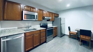 套房, 1 張特大雙人床及 1 張梳化床, 非吸煙房 (Upgrade) | 防敏寢具、Select Comfort 床墊、書桌、免費 Wi-Fi