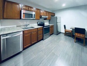 Suíte, 1 cama King e sofá-cama, para não fumantes (Upgrade) | Roupas de cama antialérgicas, camas Select Comfort, escrivaninha