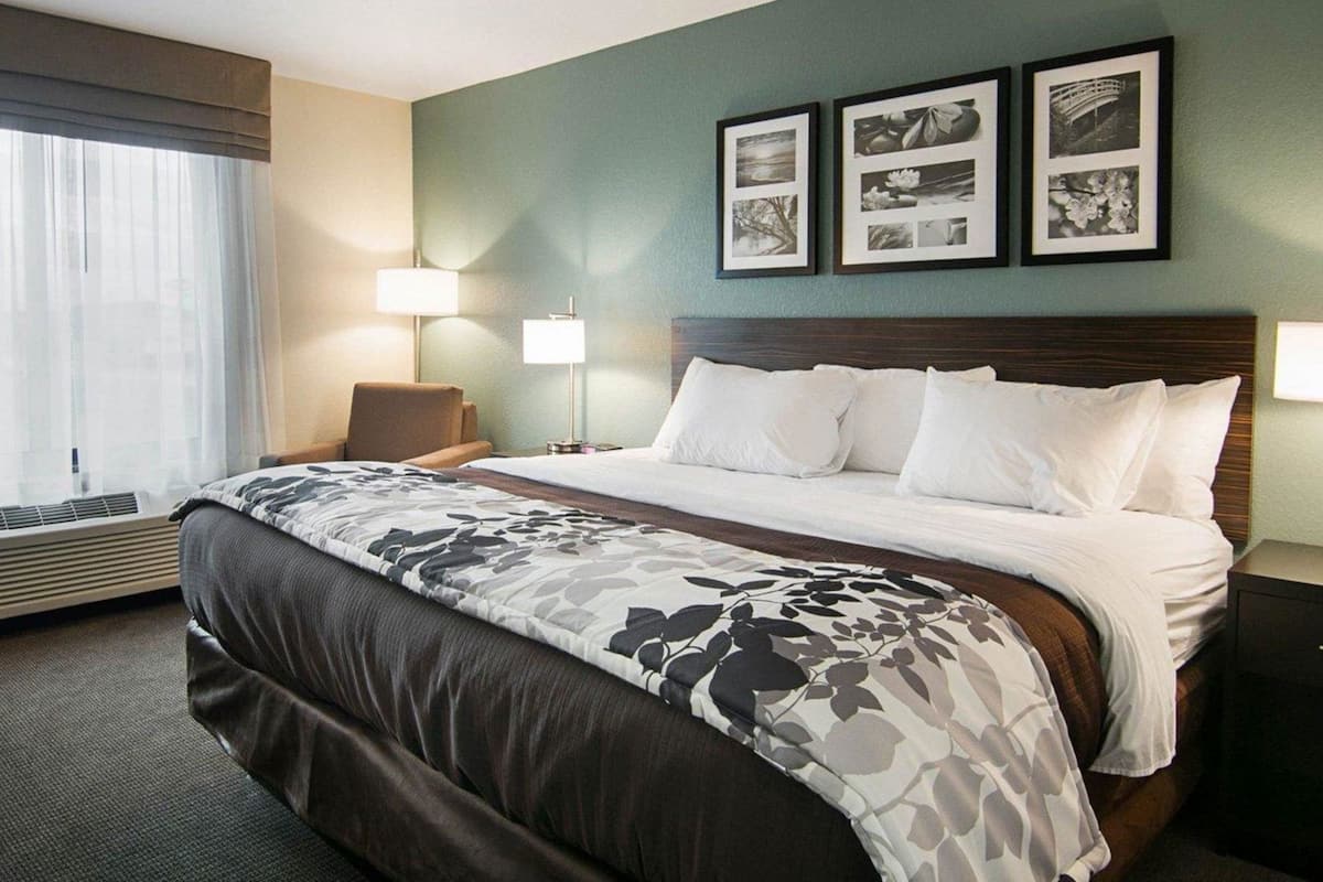 Escritorio, cortinas blackout y tabla de planchar con plancha