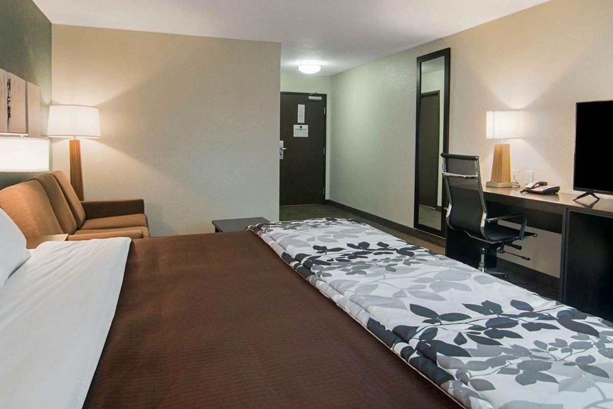 Escritorio, cortinas blackout y tabla de planchar con plancha