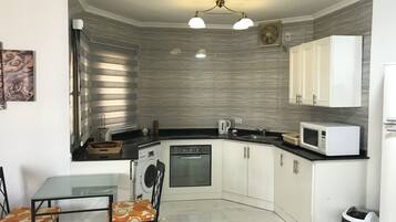 Standard Apartment, 1 Bedroom,311 | Dapur peribadi | Peti sejuk/penyejuk beku saiz penuh, ketuhar gelombang mikro, ketuhar