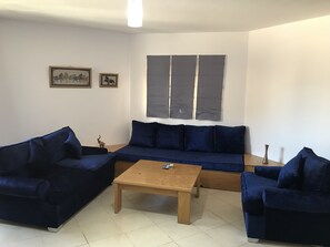 Standard Apartment, 2 Bedrooms, 309 | Area keluarga | Televisi 32-inci dengan saluran TV satelit
