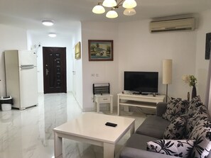 Standard Apartment, 1 Bedroom,311 | Area keluarga | Televisi 32-inci dengan saluran TV satelit