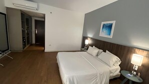 Room, 1 Double Bed, Accessible | Minibar, in-room safe, desk, soundproofing - Tulip Inn Itaguai (Itaguai)
