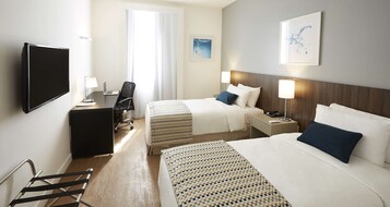 Minibar, caja de seguridad en la habitación y escritorio 