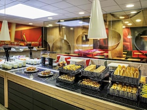 Bữa sáng buffet hàng ngày (49 BRL/mỗi người)