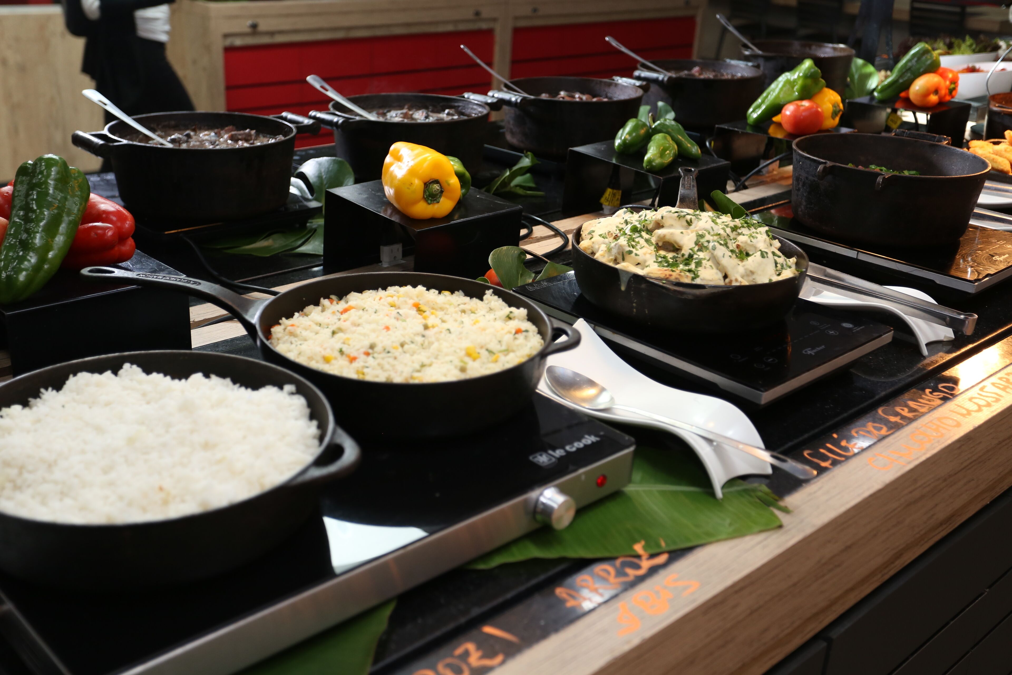 Un buffet con diversi piatti, tra cui riso, curry e verdure.