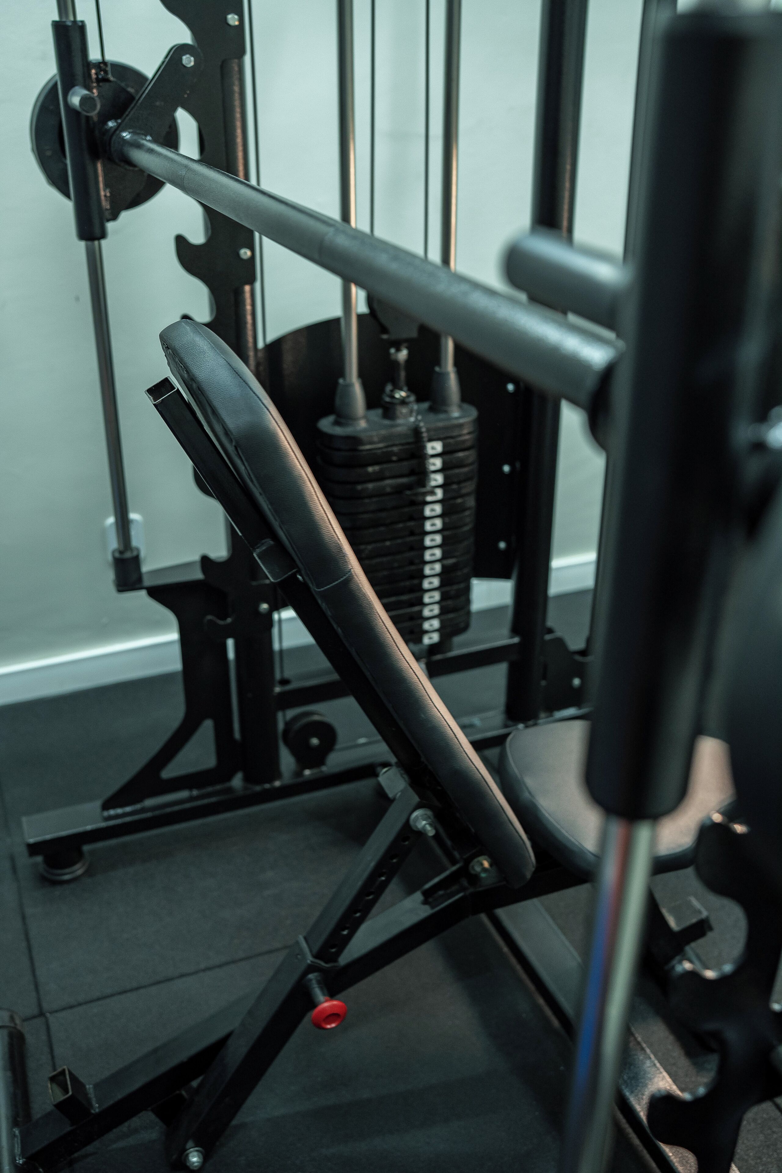 Una banca de pesas con un soporte para barra en un gimnasio.