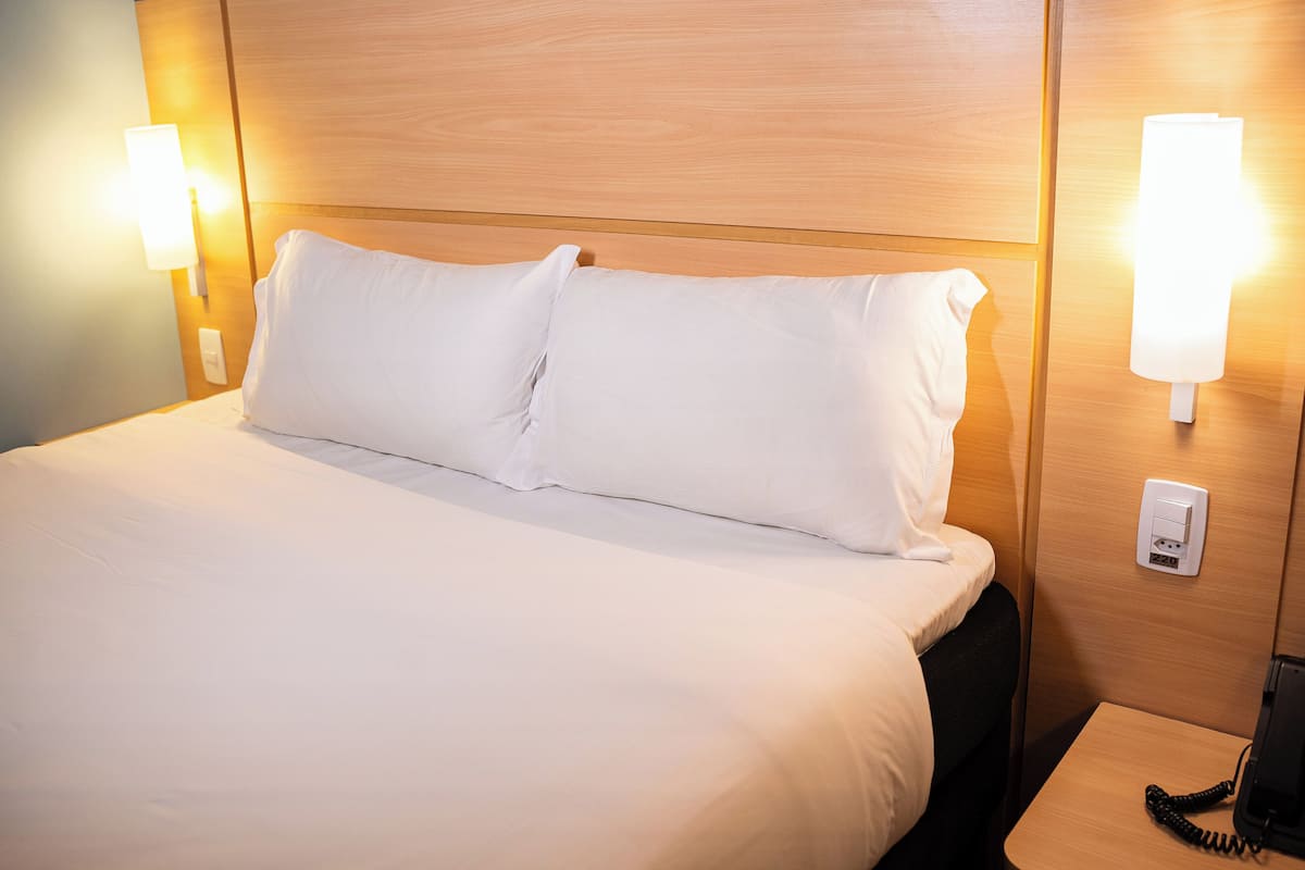 Standard Room, 1 Double Bed | Minibar, in-room safe, desk, soundproofing