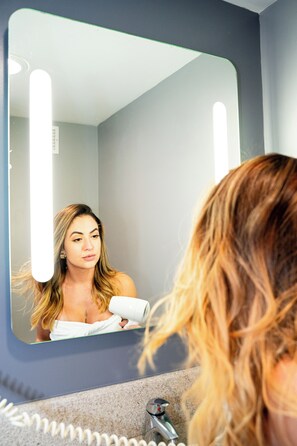 Ducha, artículos de tocador ecológicos, secador de pelo, toallas
