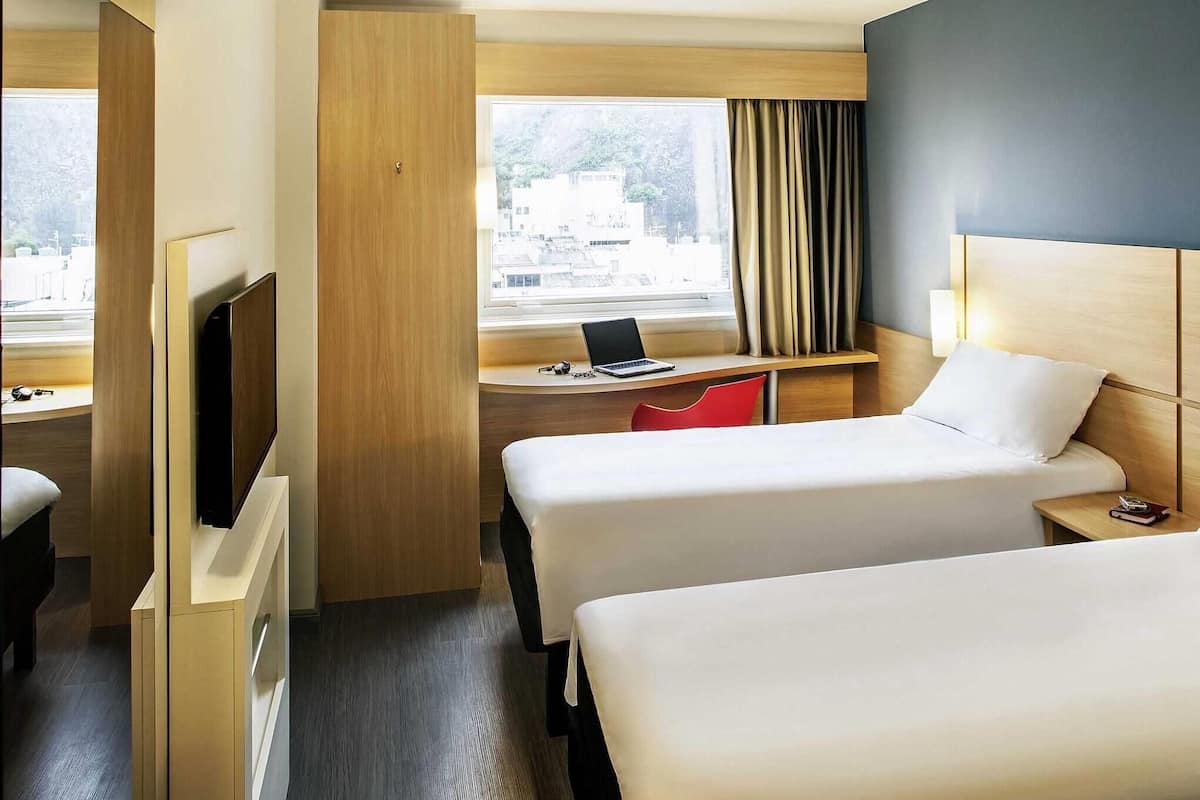 Quarto standard, 2 camas de solteiro | Frigobar, cofres nos quartos, escrivaninha, quartos à prova de som