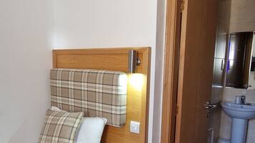 Combined shower/tub, designer toiletries, towels