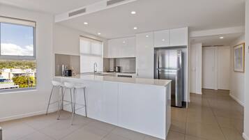 Refrigerador con freezer, microondas, placa de cocina, lavavajillas