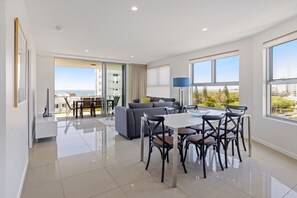 Apartamento, vistas al mar (2.5 Bedroom) | Zona de estar | Una televisión de pantalla plana, Netflix, servicios de streaming