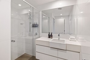 Departamento, 2 habitaciones | Baño | Regadera y toallas 