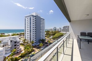 Laptop workspace, soundproofing, iron/ironing board, cribs/infant beds - Verve on Cotton Tree (Maroochydore)