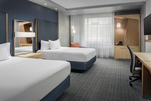 Rom, 2 queensize-senger | Safe på rommet, skrivebord, strykejern/-brett og barnesenger (inkludert)