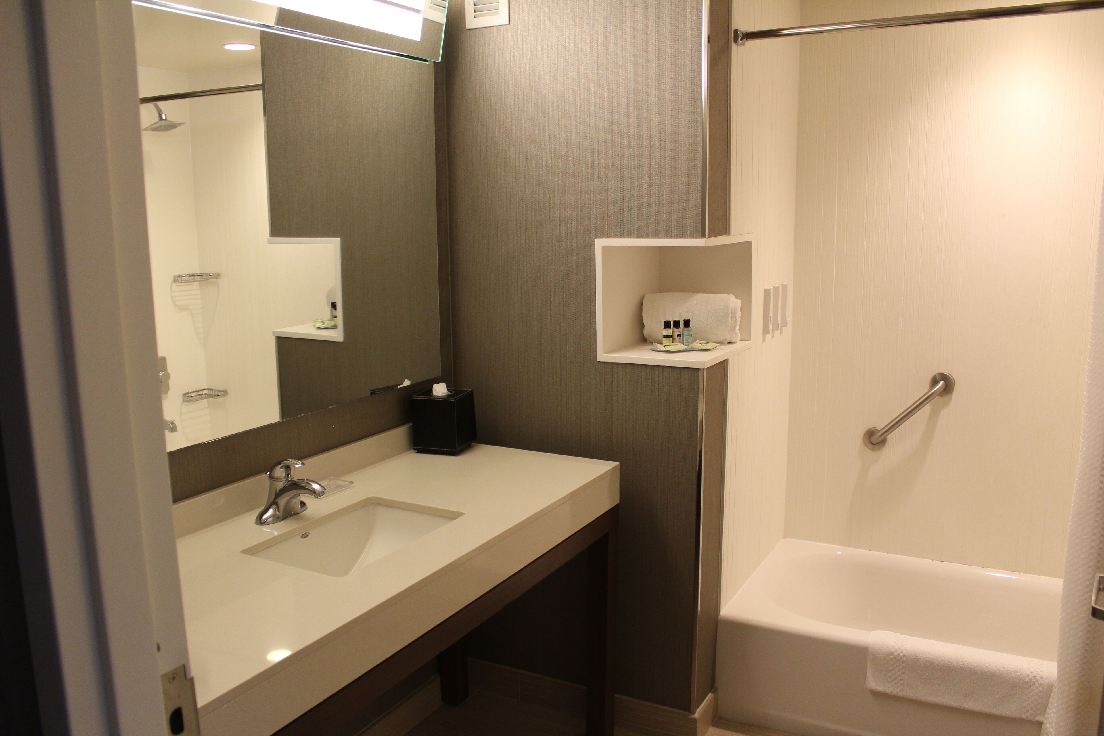 combined shower/bathtub, hair dryer, towels