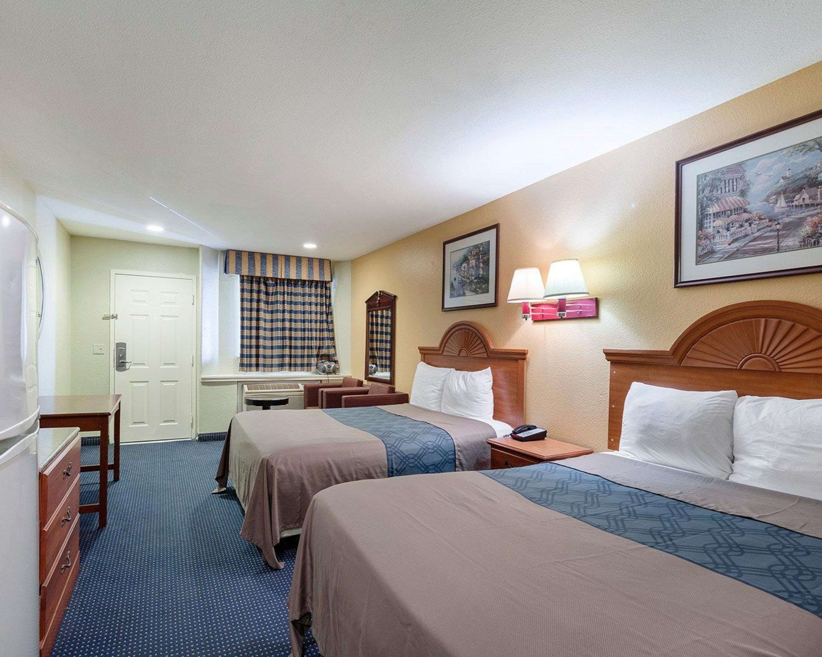 Meja kerja, Wi-Fi gratis, dan seprai linen