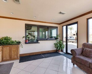 Lobby - Rodeway Inn South Houston (South Houston)