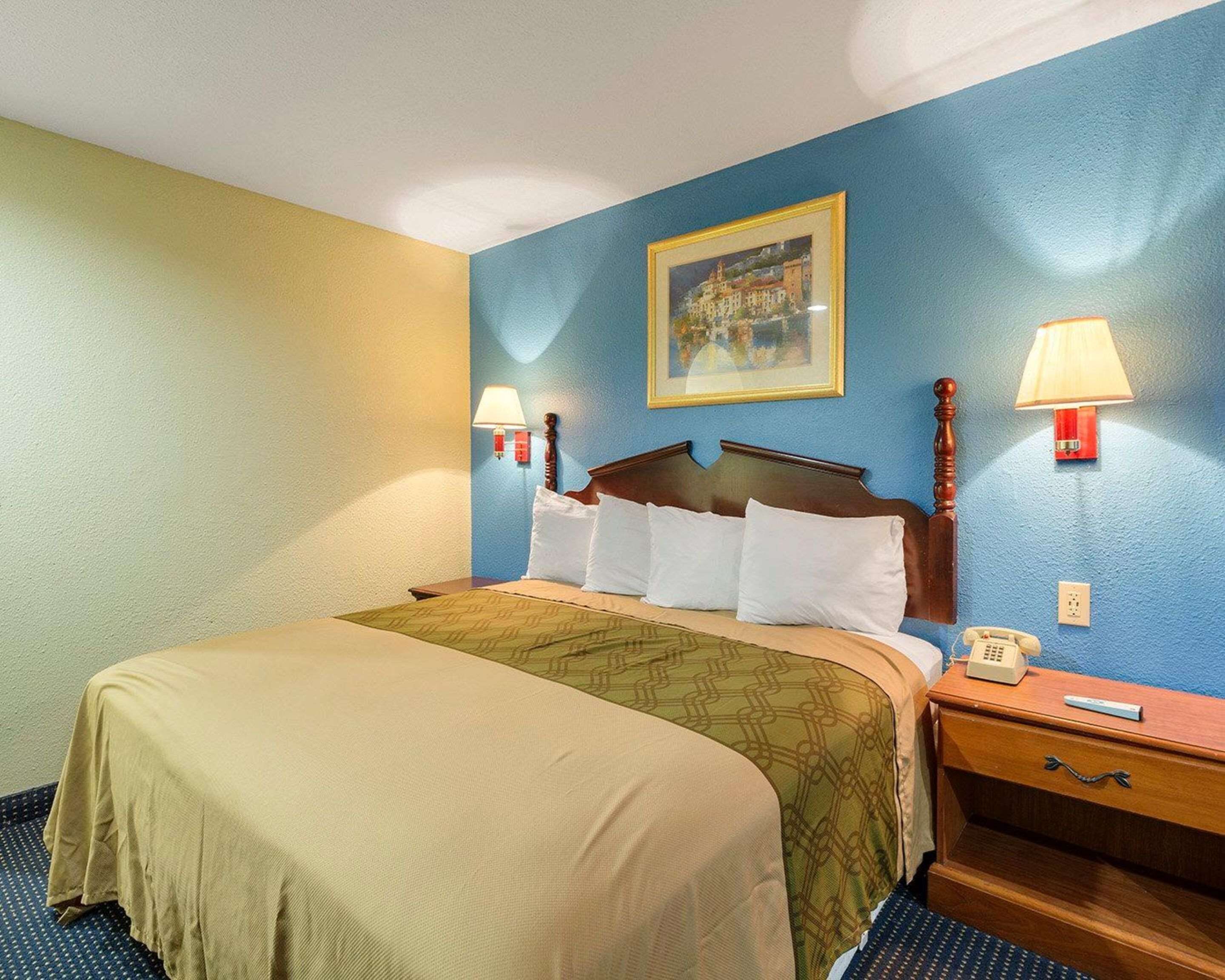 Kamar Standar, 1 Tempat Tidur King, Bebas Asap Rokok | Meja kerja, Wi-Fi gratis, dan seprai linen