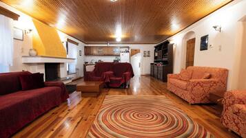 Apartemen, 3 kamar tidur | Area keluarga | TV dan perapian