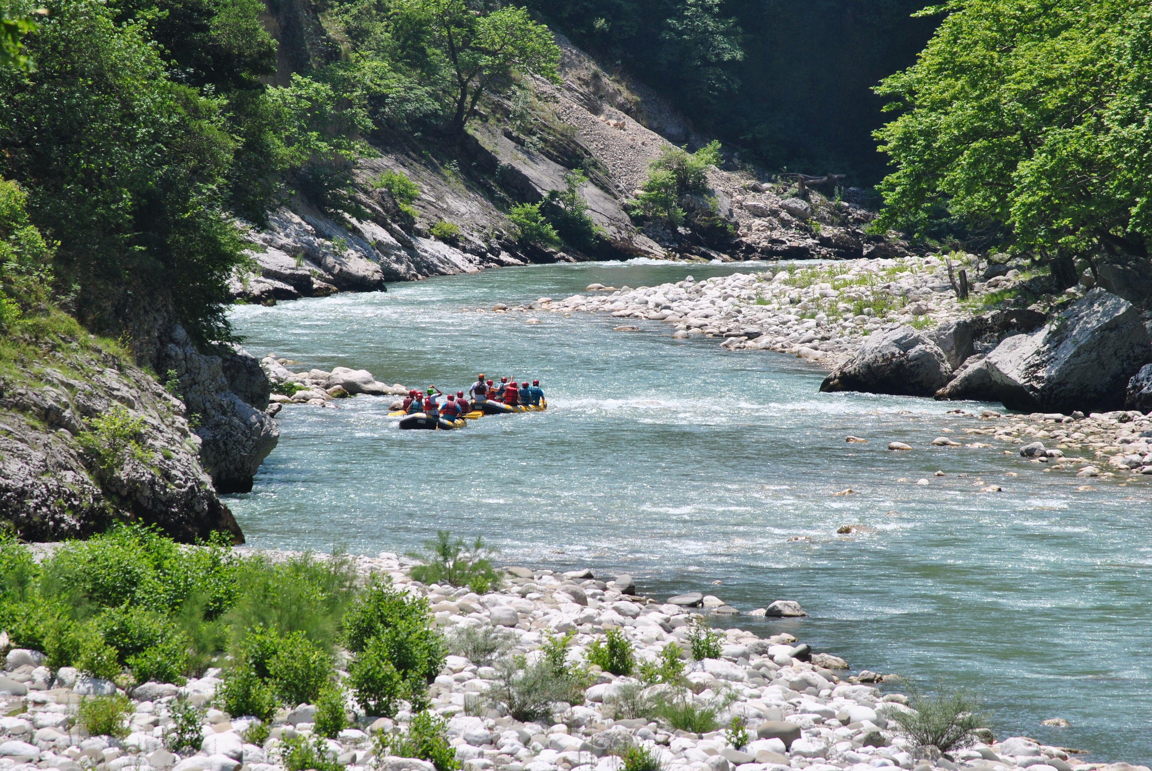 Um rio com um grupo de pessoas fazendo rafting.