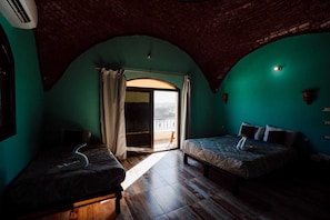 Habitación triple Deluxe, baño privado (Nile View) | Escritorio, sistema de insonorización, ropa de cama
