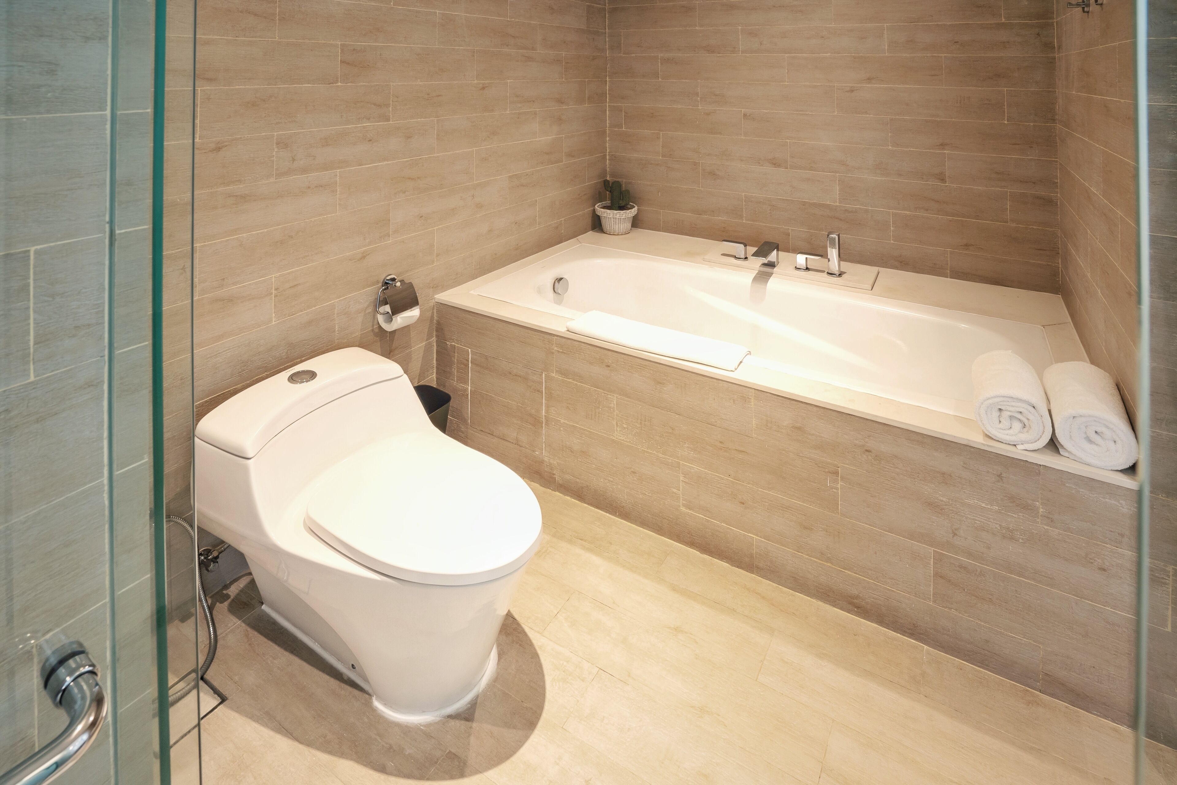 junior suite | bathroom | free toiletries, hair dryer, slippers, towels