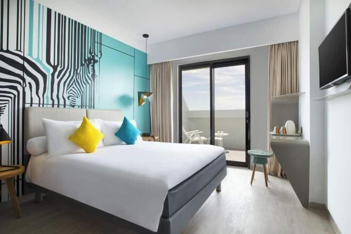 1 bedroom, premium bedding, in-room safe, desk