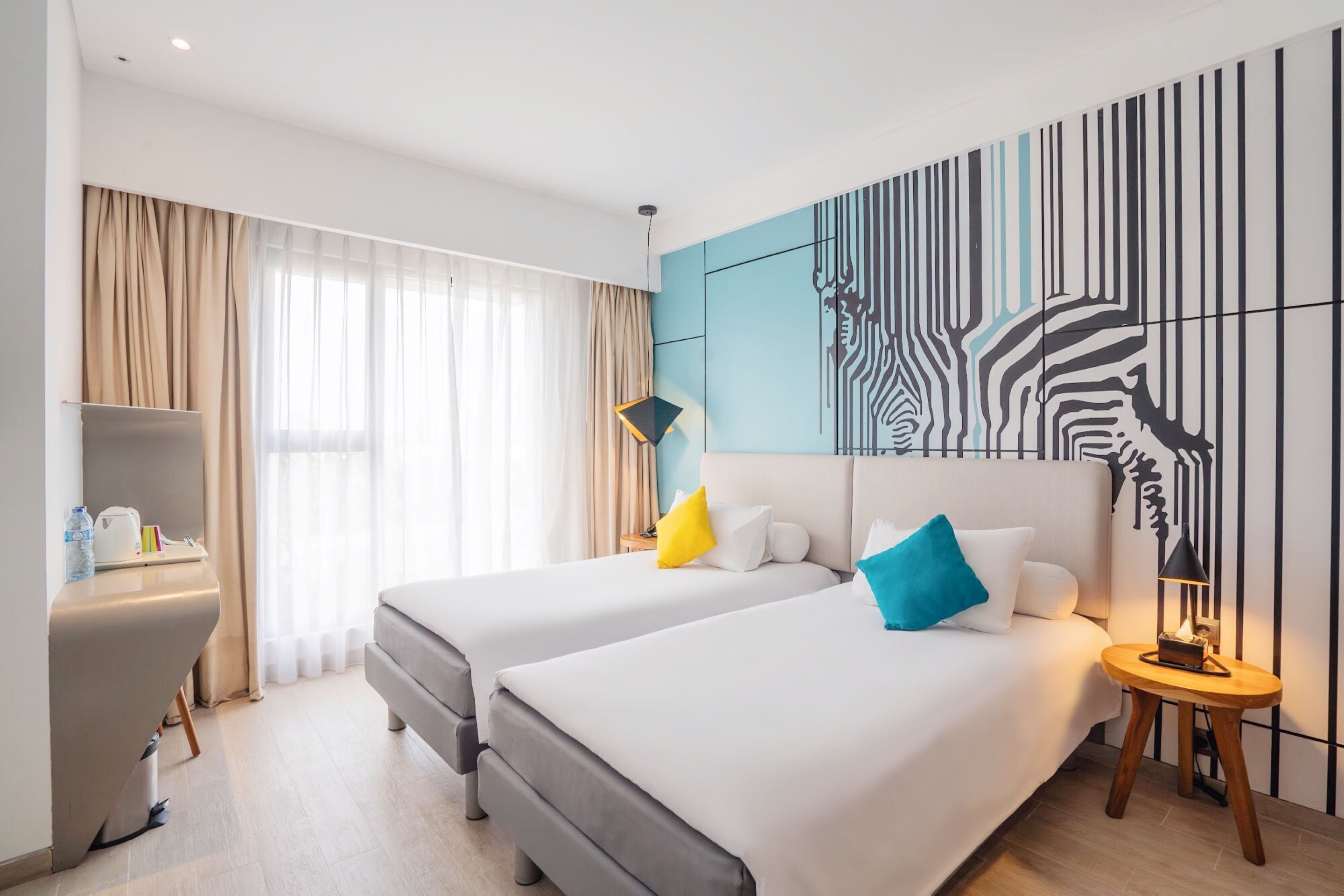 高级双床房 | 高档床上用品、客房内保险箱、办公桌、隔音