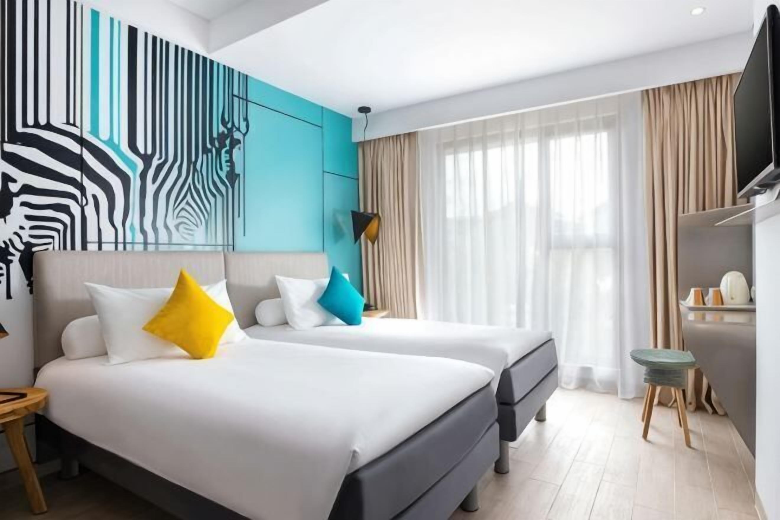 Ropa de cama de alta calidad y caja de seguridad en la habitación 